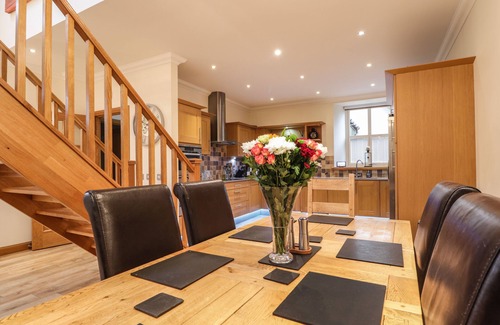 Elgin House | 1 THE COACH HOUSE, pet friendly, with hot tub in Elgin