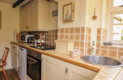 Hope-Cove Cottage | 1 THE SQUARE, pet friendly, character holiday cottage in Hope Cove
