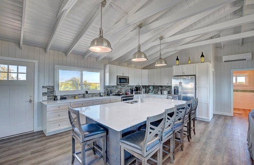 Staniel Cay Villa | #1 Villa with Swim Up Pool Bar, Hot Tub, Pickle Ball,Private Beach-Solar Powered