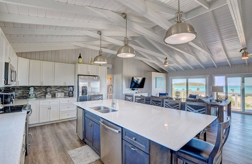 Staniel Cay Villa | #1 Villa with Swim Up Pool Bar, Hot Tub, Pickle Ball,Private Beach-Solar Powered