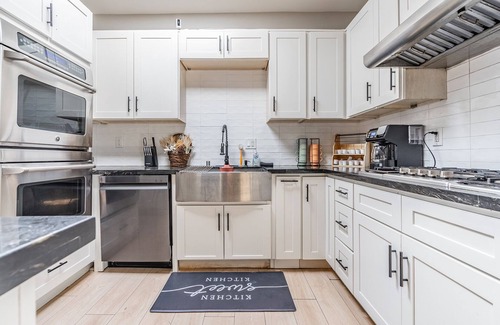 Tukwila House | 10-Bedroom Retreat Near Seattle