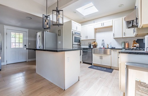 Tukwila House | 10-Bedroom Retreat Near Seattle