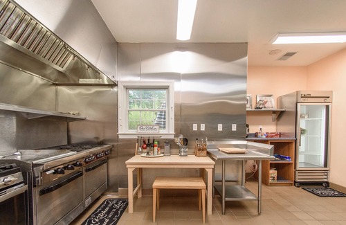 Merrimac House | 10 bedroooms/baths, 4 mi from VT