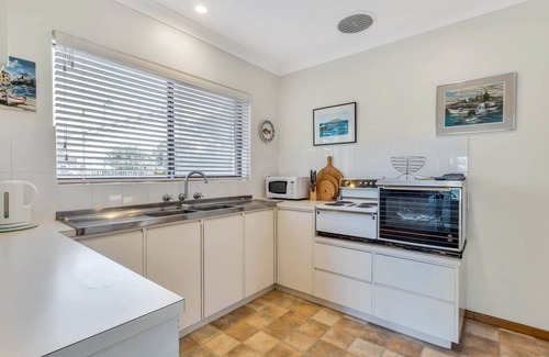 Victor Harbor House | 10 Bridge Tce - Beachfront