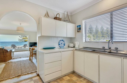 Victor Harbor House | 10 Bridge Tce - Beachfront