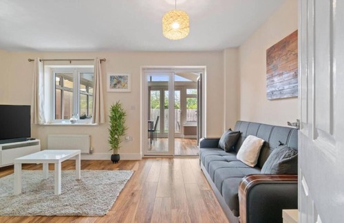 Hylands House | 10% discount on our 3-bedroom Cosy home in Hornchurch in a quiet neighbourhood.