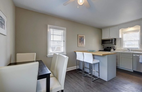 Barrie Apartment | 10% Flash Sale! Premium Apartment: Kitchen, Garden View & Off Street Parking