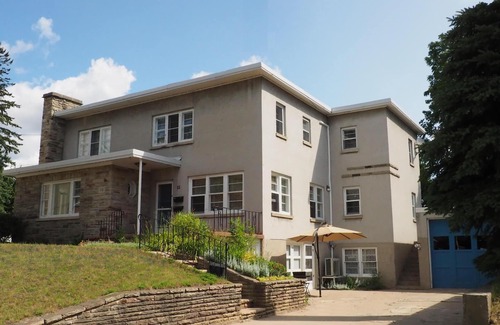 Barrie Apartment | 10% Flash Sale! Premium Apartment: Kitchen, Garden View & Off Street Parking