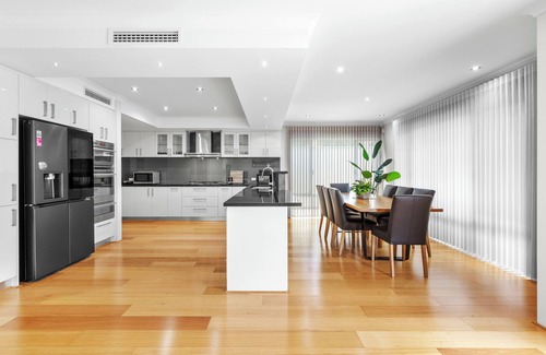 Maylands House | 10 Majestic Maylands 4BR Walk to River!