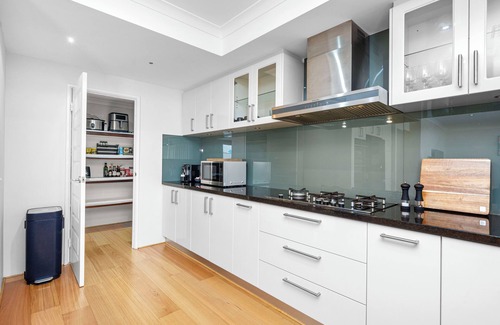 Maylands House | 10 Majestic Maylands 4BR Walk to River!