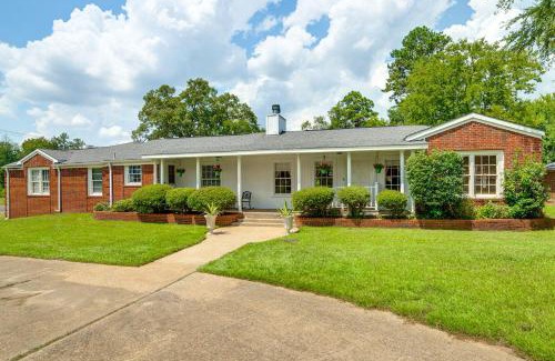 Flint House | 10 Mi to Lake Palestine Countryside Group Getaway