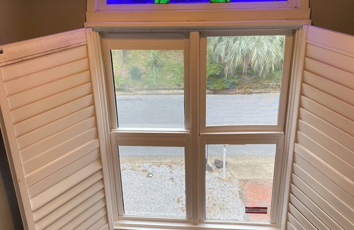 Florida Panhandle House | 10 miles to beachn5 mi to downtownnCreek and deck in backyardnWasher Dryer