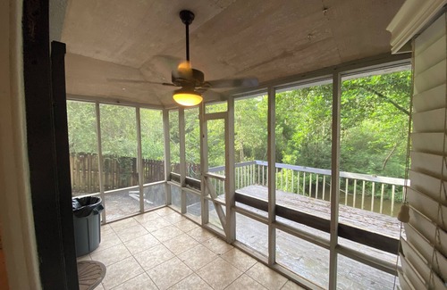 Florida Panhandle House | 10 miles to beachn5 mi to downtownnCreek and deck in backyardnWasher Dryer