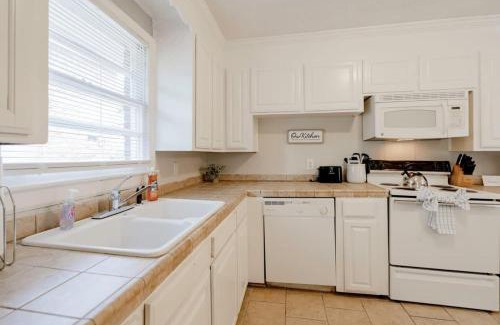 Eau Claire House | 10 Min from Downtown Columbia - The Ronnie Runner