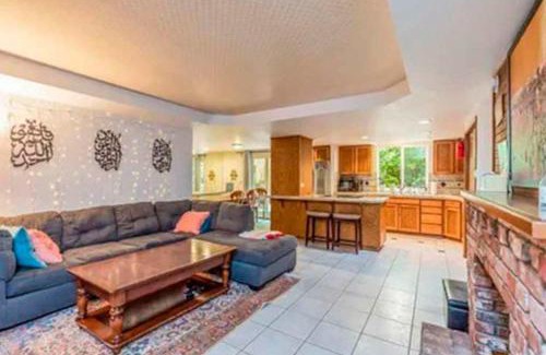 East Lake Hills House | 10 min walk to Downtown - Large 7 bedroom house