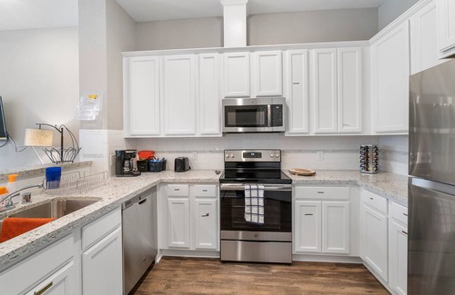 Humble Apartment | 10 mins from IAH/King Bed - Spacious 2 Bedroom home - Unit B