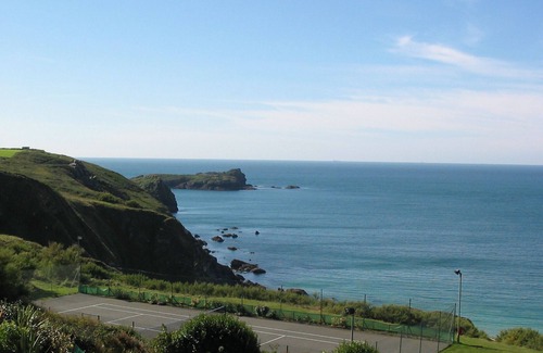 Mullion House | 10 mins on foot to beach. Short drive to golf, surf and riding. Pool access