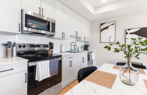 North Philadelphia Apartment | 10 mins to City Hall + Reading Market|Workspace