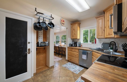 Bountiful House | 10 Mins to Lagoon, Hiking, & Downtown! Huge Fenced Yard, BBQ, Games, Family Fun