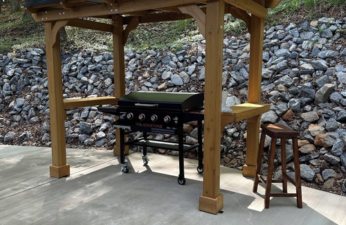 Moneta House | 10-minute drive from the shores of Smith Mountain Lake! Lakehouse with hot tub!