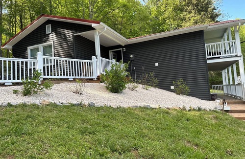 Moneta House | 10-minute drive from the shores of Smith Mountain Lake! Lakehouse with hot tub!