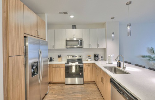 Eighth Avenue Apartment | 10 Minute or less away from Broadway, The Ryman, and the Country Music Hall of Fame| Stylish 1 bedroom |Infinity pool | Game room | Music Studio | Fire Pit.