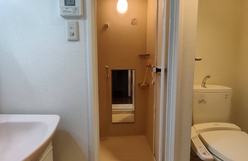 Naniwa Apartment | 10 minutes from JR Namba Station and Subway/Hanshin Sakuragawa Station 5 minutes from JR Ashiwarabashi Station 4 minutes from supermarket One room on one floor, max. 5 people, elevator available, convenient to Namba, Dotonbori and Shinsaibashi
