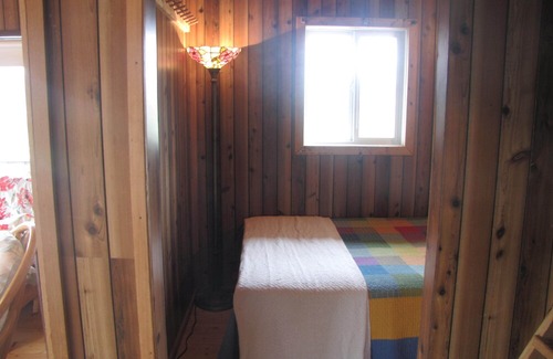 Mountain View Cabin | 10 minutes from Waterton Park boundry, Quiet Peaceful Secluded Nature Get-a-way