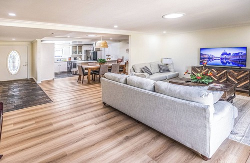 Buena Park House | 10 minutes to Disney, 5 minutes to Knott's! Spacious home at the center of SoCal