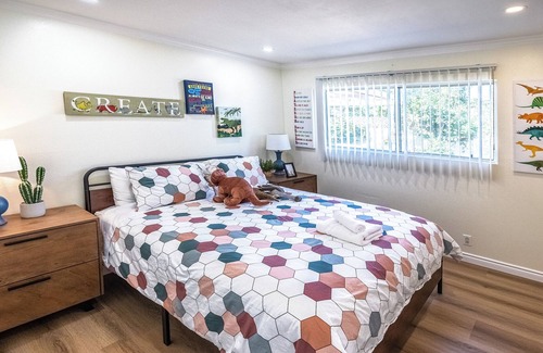 Buena Park House | 10 minutes to Disney, 5 minutes to Knott's! Spacious home at the center of SoCal