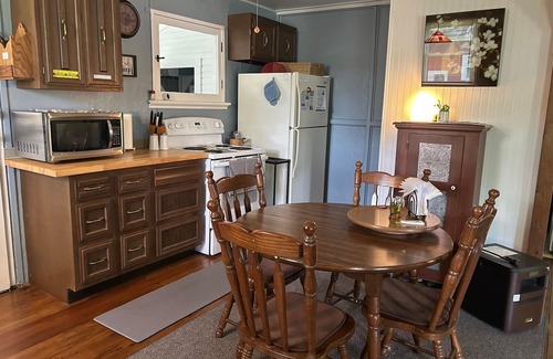 Lakeville Cottage | 10% off 2nt minimum Sept 1-7&8-12 Lakefront Cottage O'DellsLake near Loudonville