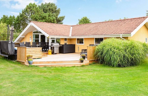 Bøtø By House | 10 person holiday home in Væggerløse-By Traum