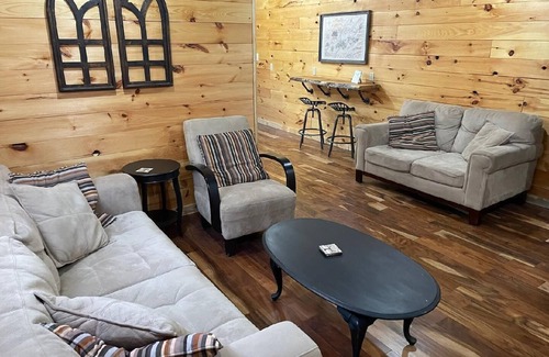 Helenwood House | 100 Aker Wood Barndominium Loft! Two bedroom. All Amenities Provided!