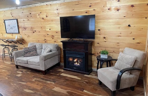 Helenwood House | 100 Aker Wood Barndominium Loft! Two bedroom. All Amenities Provided!