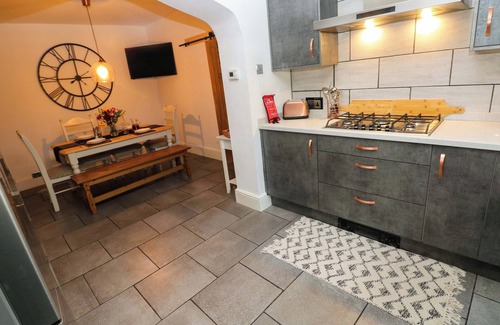 Cwm-twrch Isaf Cottage | 100 Cwmphil Road