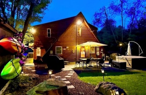 White Haven Ski Chalet | 100 ft to Lake & Beach💥Huge Yard💥Kayaks💥Hot Tub💥Fast Wi-Fi💥Piano💥Dogs Stay FREE