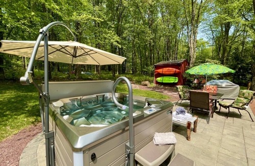 White Haven Ski Chalet | 100 ft to Lake & Beach💥Huge Yard💥Kayaks💥Hot Tub💥Fast Wi-Fi💥Piano💥Dogs Stay FREE