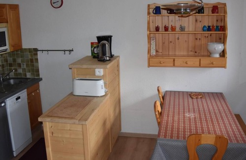 Pralognan-la-Vanoise Apartment | 100m from ski slopes, 2nd floor, balcony, tv, ski locker, 38m², Pralognan-la-Vanoise