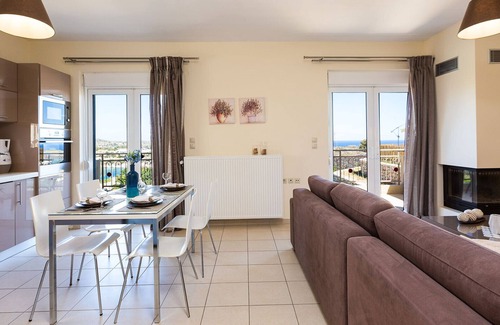Marathi Villa | 100m to Loutraki Beach/Private Heated Pool/Ping Pong Table/BBQ Area