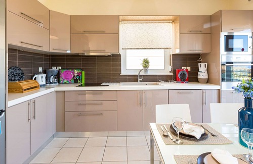 Marathi Villa | 100m to Loutraki Beach/Private Heated Pool/Ping Pong Table/BBQ Area