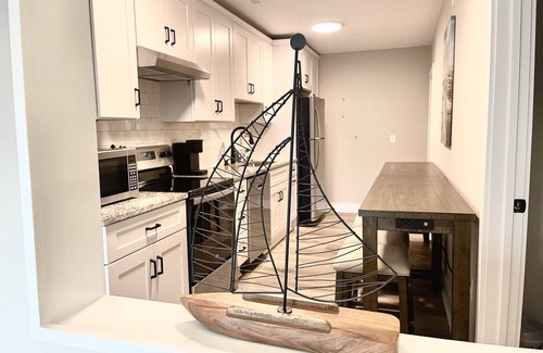 Isle of Palms Condo | #101 Ocean Inn 2 Bedroom 1.5 Bath, Modern, Guest Favorite