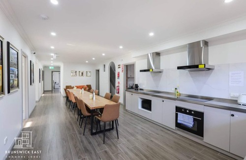 Brunswick East Hotel | 104 Chic Queen BR w/Fast WiFi - 18 mins tram to CBD