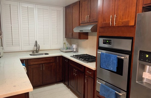 Ala Moana Condo | 1052sq.ft+280sq.ft private yard,Swimming pool, hot tub, Gym, WiFi, Free Parking,