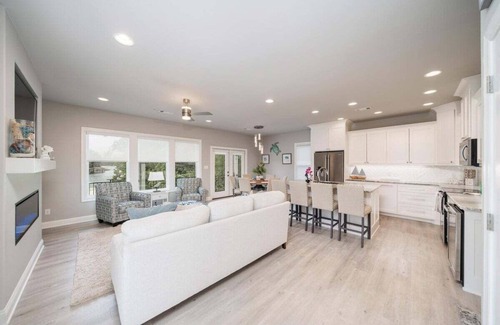 Hot Springs House | 106+107 - Book Now, Thanksgiving and Christmas! Hot Tub, Putting Green, Sports Field!