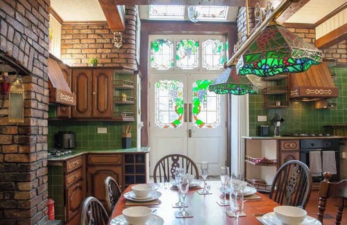 Manchester Villa | 10min to City Centre | 6BR + Free Parking + Garden