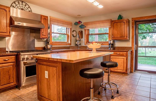 Point Au Roche Villa | 11-Bedroom Family Retreat/Wedding - Lake Champlain
