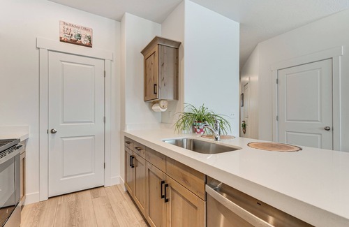 Eagle Mountain House | 11 Mi to Utah Lake: Newly Built Family Townhome!