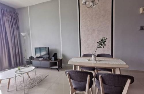 Taman Mount Austin Apartment | 11-Modern HOMESTAY PALAZIO lake view Mount Austin Palazio near AEON Themepark Toppen IKEA