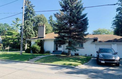 Etobicoke Apartment | 111 m² Apartment ∙ 3 bedrooms ∙ 9 guests