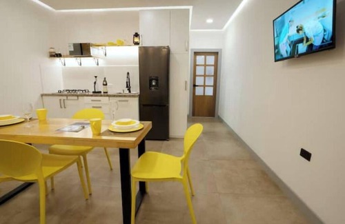 Urdesa Apartment | 114 - Prague Apts 3 pax Consulate USA Parking
